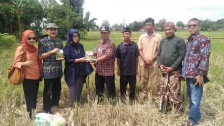Serah Terima Pupuk Organik dan Bibit Organik Trisakti oleh Yayasan Ketahanan Pangan Nusantara